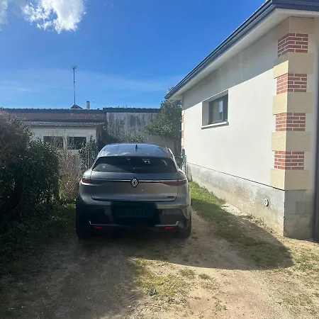 בית אירוח Dans La Larros